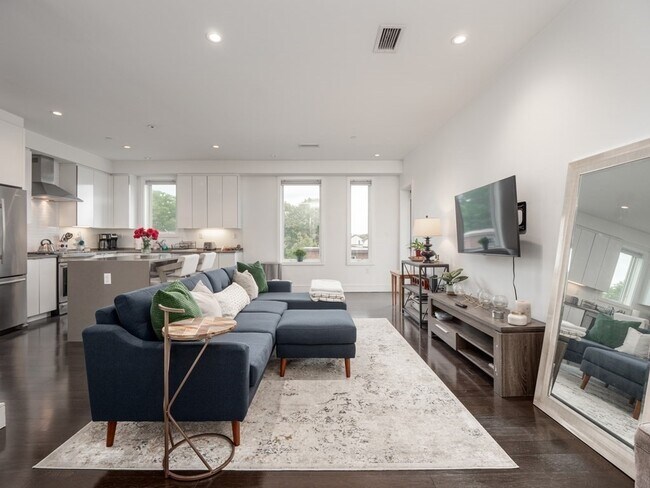 2 W Sixth St in Boston, MA - Building Photo - Building Photo