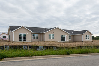 Maple Ridge Villas in Ontario, OH - Building Photo - Building Photo