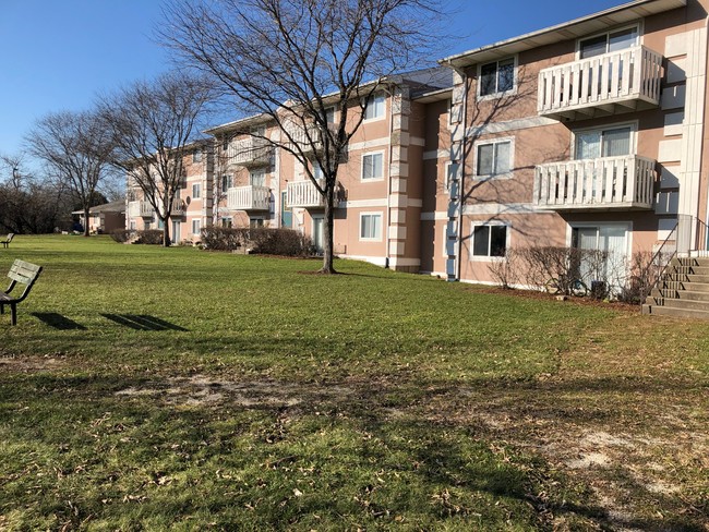 Lakeside Apartments in Mundelein, IL - Building Photo - Building Photo