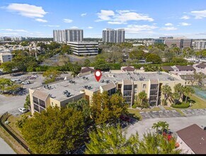 8005 Lake Dr in Doral, FL - Building Photo - Building Photo
