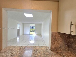 10090 NW 80th Ct in Hialeah Gardens, FL - Foto de edificio - Building Photo
