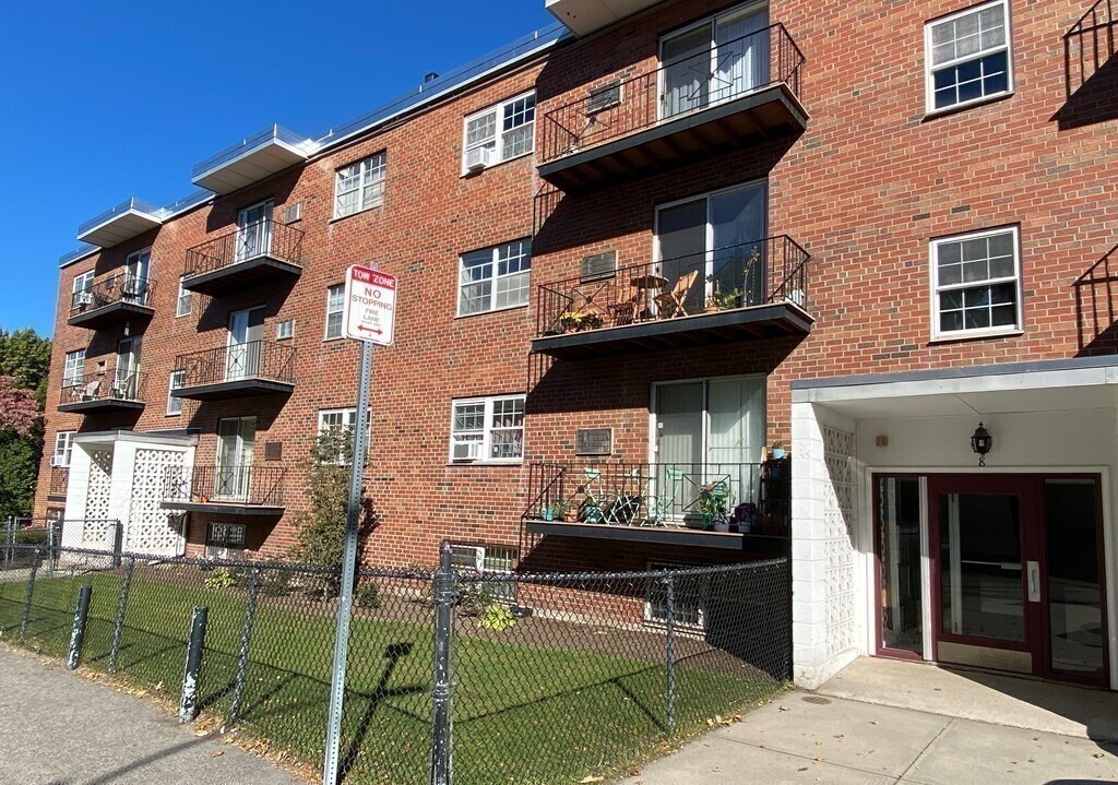 8 Robinwood Ave in Boston, MA - Building Photo