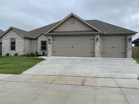 615 N Drewrys Bluff Rd in Fayetteville, AR - Building Photo