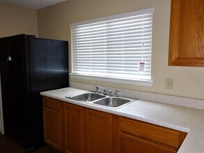 7659 Chatsworth in San Antonio, TX - Foto de edificio - Building Photo