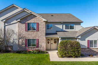 Hawthorne Place Apartments in Pewaukee, WI - Building Photo - Building Photo