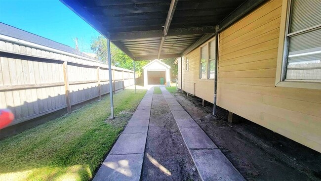 property at 1016 N Commerce St