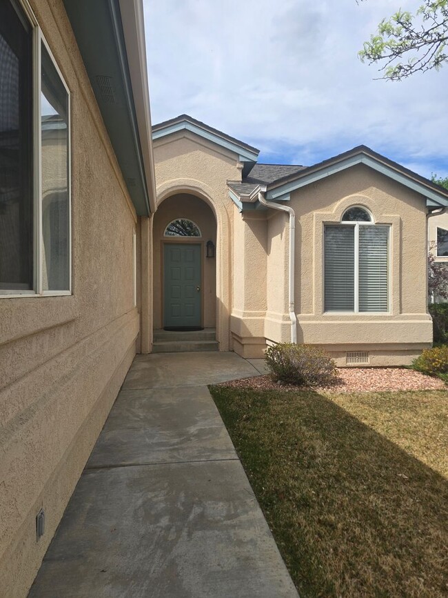 401 Sand Cliff Ct in Grand Junction, CO - Building Photo - Building Photo