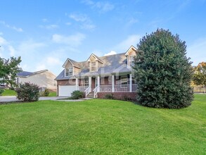 1733 Needmore Rd in Clarksville, TN - Foto de edificio - Building Photo