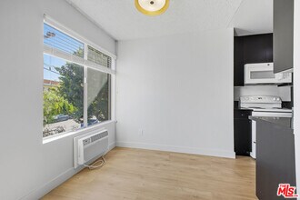 1352 S Carmelina Ave in Los Angeles, CA - Foto de edificio - Building Photo