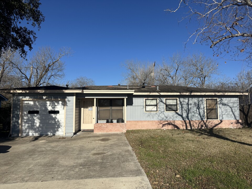 1606 Sam Houston Dr in Victoria, TX - Building Photo