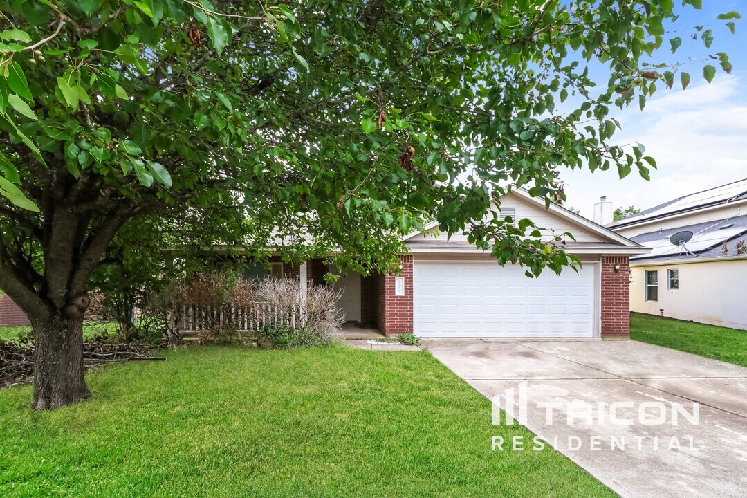 200 Brooke St in Hutto, TX - Building Photo