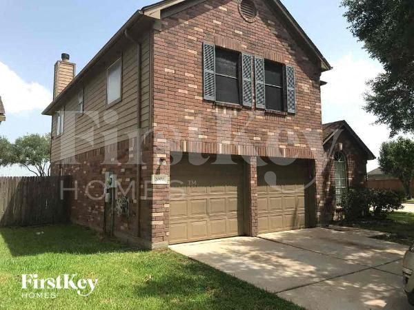 2002 Woodland Hills Dr in Missouri City, TX - Building Photo