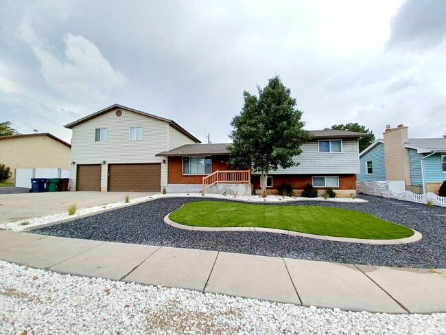 2285 W 5950 S, Unit 1 in Roy, UT - Foto de edificio - Building Photo
