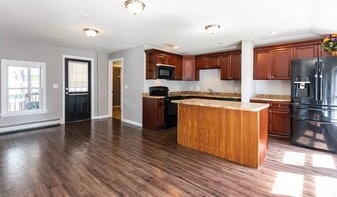 554 Lake Ave, Unit Upstairs in Manchester, NH - Building Photo