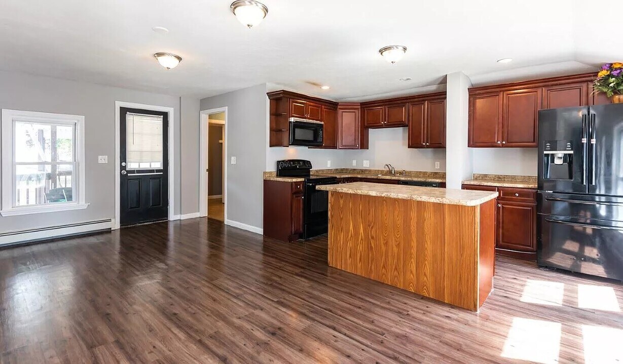 554 Lake Ave, Unit Upstairs in Manchester, NH - Building Photo