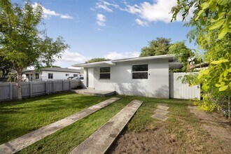 2009 NW 32nd St in Miami, FL - Building Photo - Building Photo