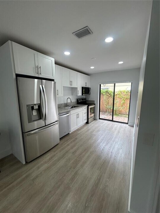 6121 SW 48th Ct in Davie, FL - Building Photo