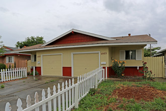 Clover Manor in Sacramento, CA - Building Photo - Building Photo