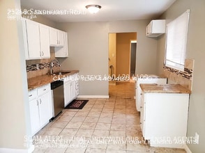 25240 Sandhurst Rd in Bedford Heights, OH - Building Photo - Building Photo