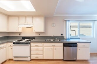 1911 Mathews Ave in Redondo Beach, CA - Building Photo - Building Photo