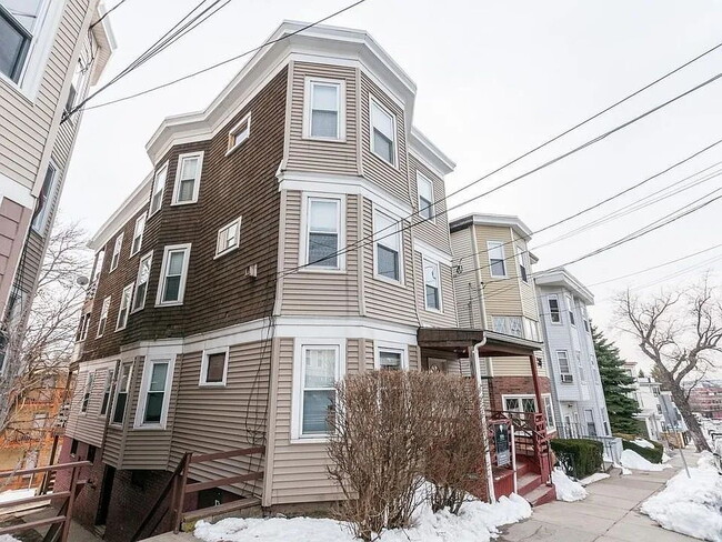75 Bellingham St in Chelsea, MA - Building Photo - Building Photo