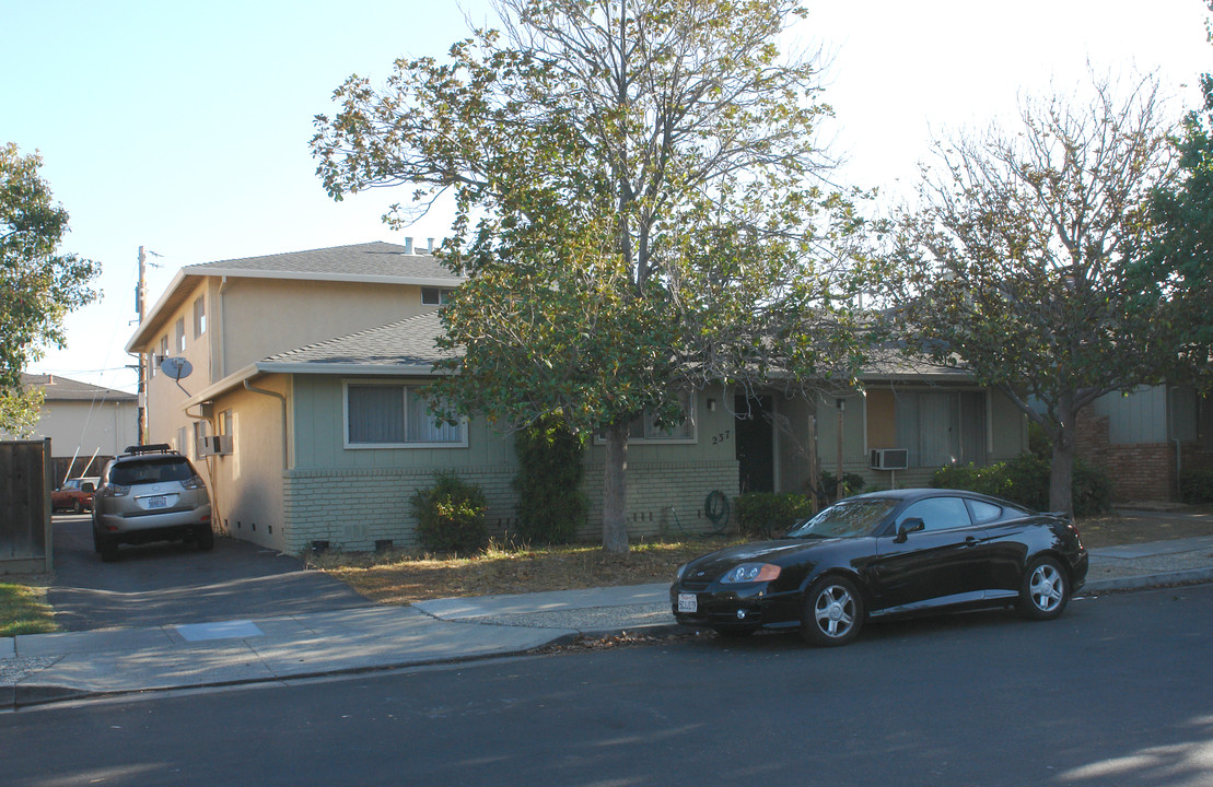 237 Hollis Ave in Campbell, CA - Building Photo