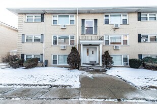 5027 N East River Rd, Unit 2A in Norridge, IL - Building Photo