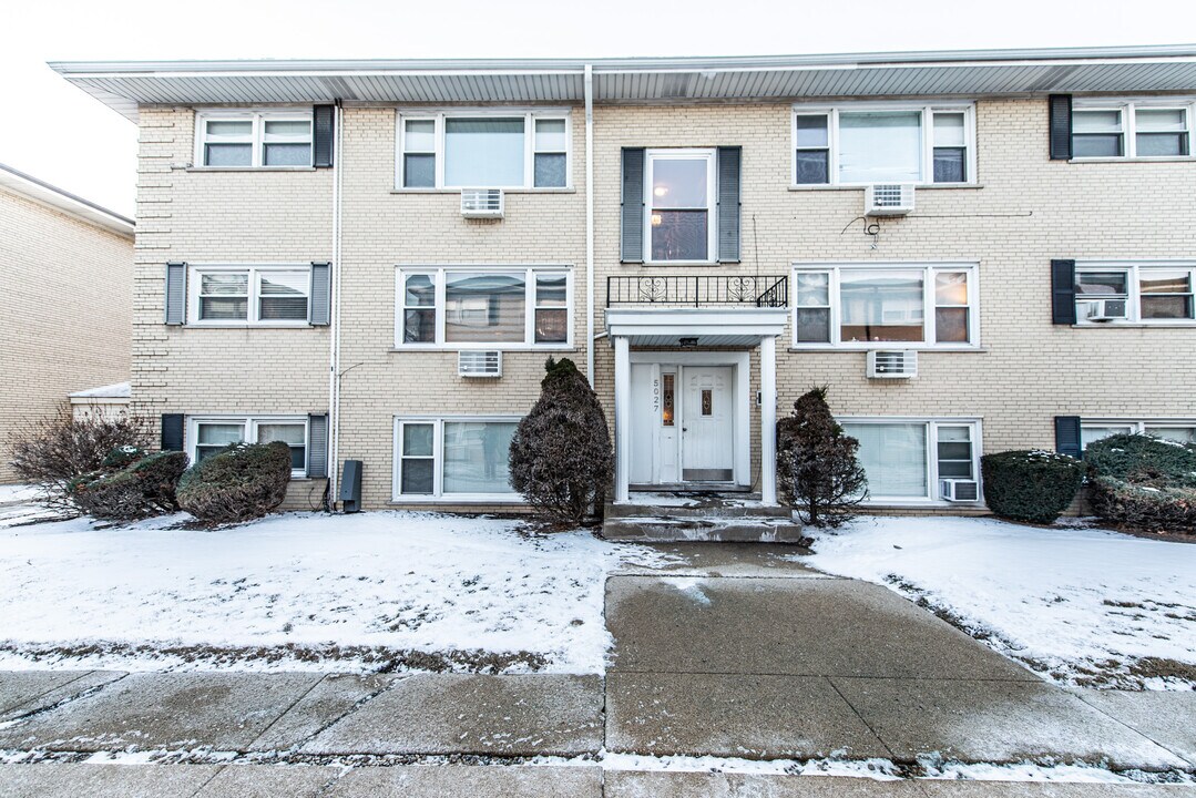 5027 N East River Rd, Unit 2A in Norridge, IL - Foto de edificio