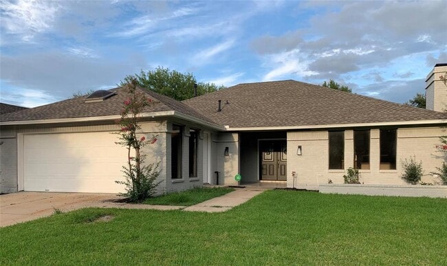 610 Woodlake Cir