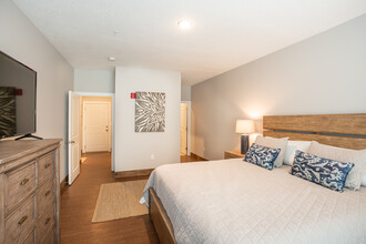 Hawker Apartments in Lawrence, KS - Building Photo - Interior Photo