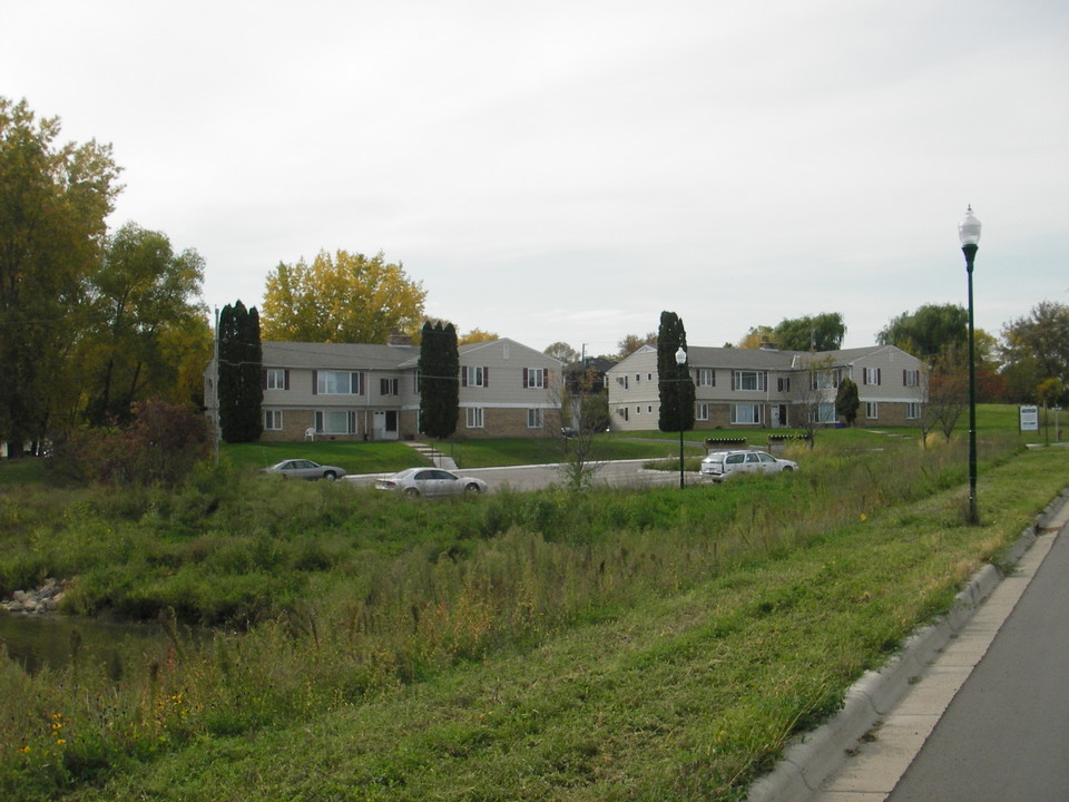 1807 May St in Long Lake, MN - Foto de edificio