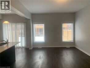 324 Equestrian Way in Cambridge, ON - Building Photo - Building Photo