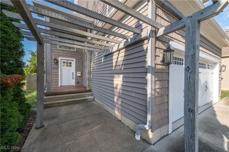 23711 Wolf Rd in Bay Village, OH - Foto de edificio - Building Photo