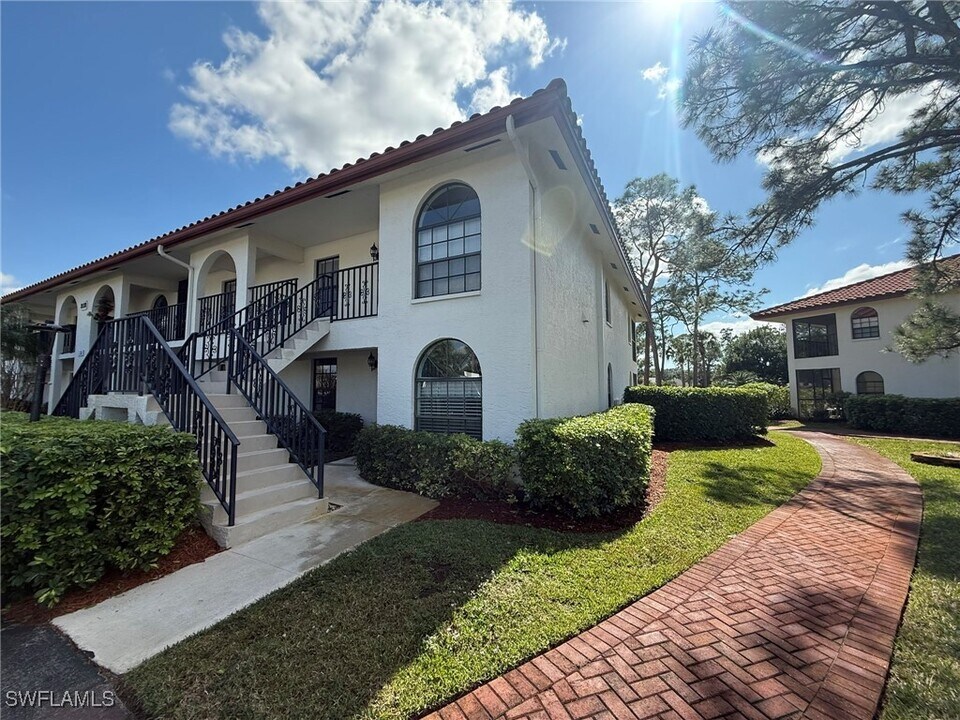 212 Deerwood Cir in Naples, FL - Foto de edificio