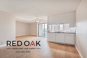 8614 Woodley Ave, Unit 202 in Los Angeles, CA - Foto de edificio - Building Photo