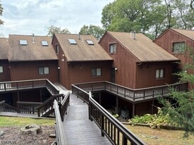 1 Gray Rock Dr in Vernon, NJ - Building Photo