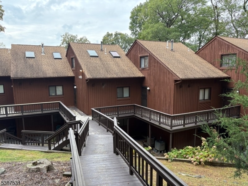 1 Gray Rock Dr in Vernon, NJ - Building Photo