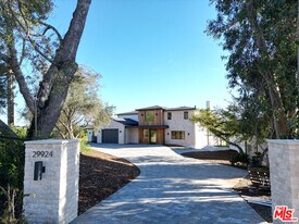 29924 Harvester Rd in Malibu, CA - Building Photo