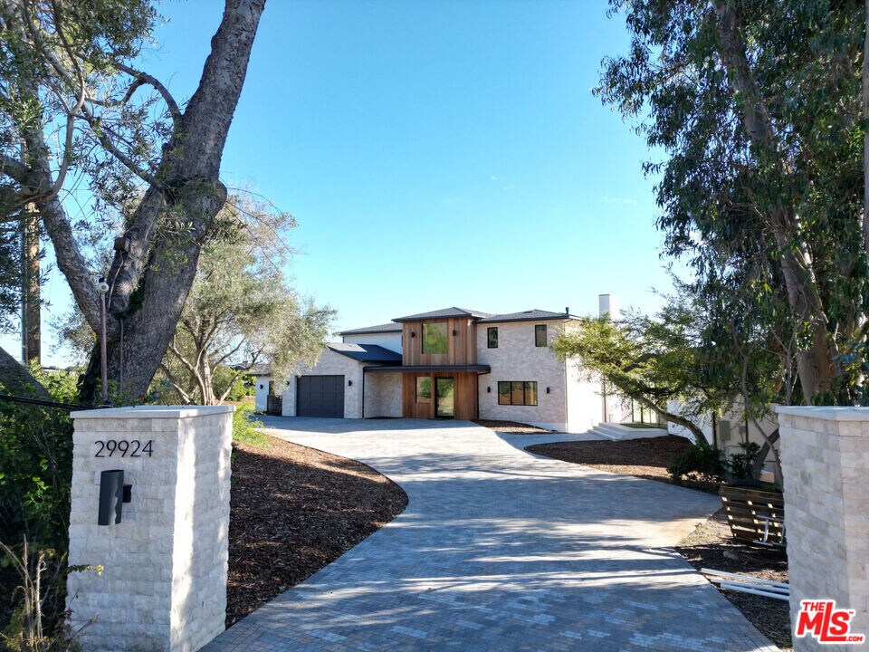 29924 Harvester Rd in Malibu, CA - Building Photo