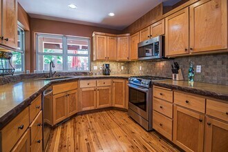 2409 NE 8th St in Bend, OR - Foto de edificio - Building Photo