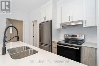 1369 Louis Ln in Ottawa, ON - Building Photo - Building Photo