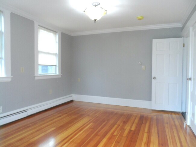 77 Pearl St, Unit 2 in Somerville, MA - Foto de edificio - Building Photo