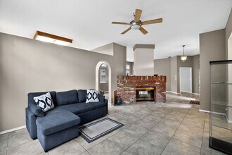 680 Canyon Creek Way in Galt, CA - Building Photo - Building Photo