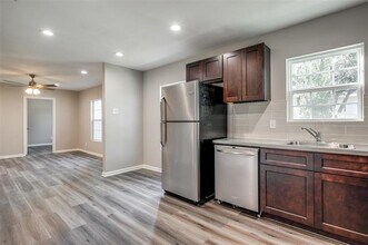 4206 Robert L Parish Sr. Ave in Dallas, TX - Building Photo - Building Photo