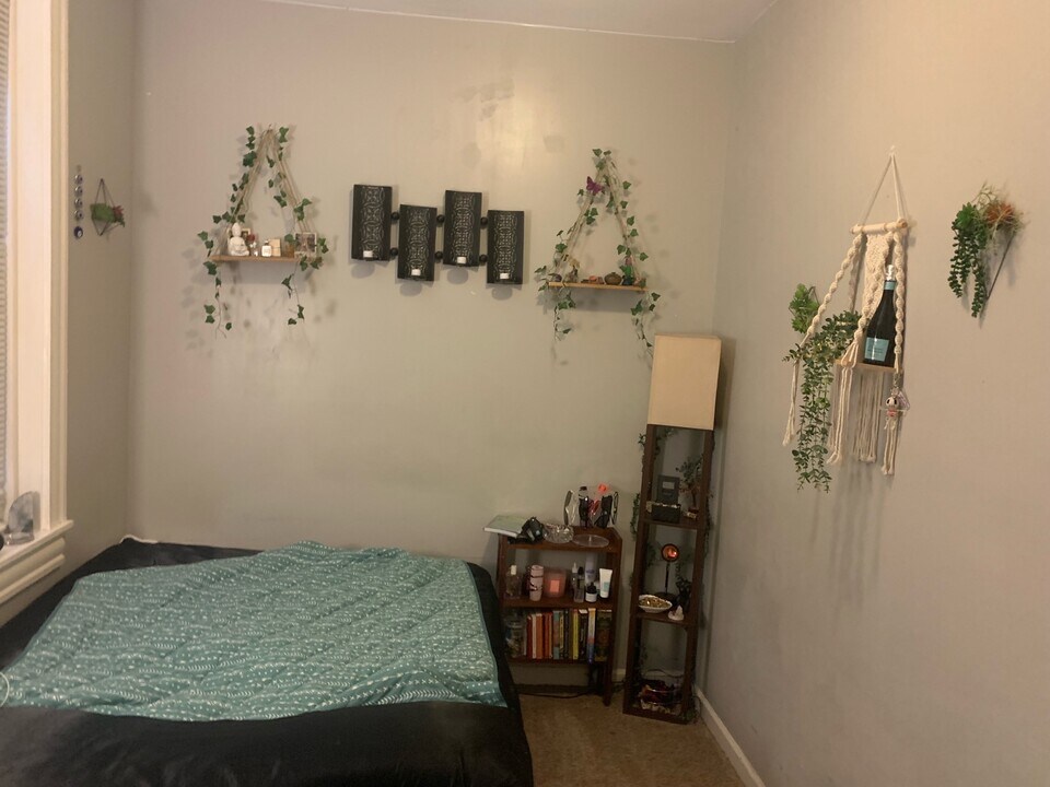 1726 Moore St, Unit Private bathroom in room in Philadelphia, PA - Building Photo