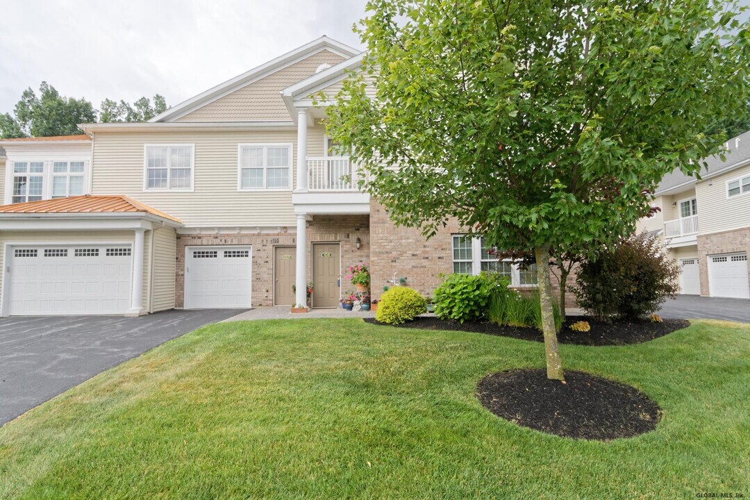 108 Valley Pointe Dr in Niskayuna, NY - Building Photo