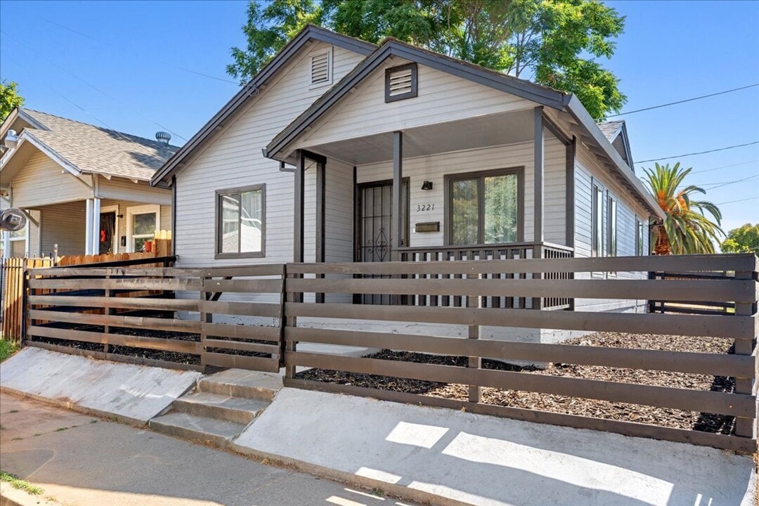 3221 San Jose Way in Sacramento, CA - Building Photo