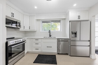 222 Hammersmith Ct in Burlington, ON - Building Photo - Building Photo