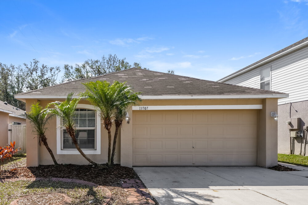 13707 Gentle Woods Ave in Riverview, FL - Foto de edificio