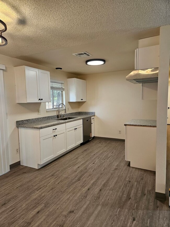 1950 NW Michelle Way in Grants Pass, OR - Building Photo - Building Photo